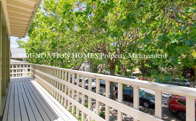 Building Photo - Bright & Spacious 2BD/1BA Upper-Level Duplex in Gerstle Park!  FOUNDATION