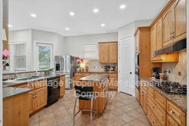 Building Photo - 24915 Estancia Cir