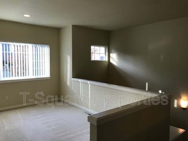 Building Photo - 13824 N Creek Dr