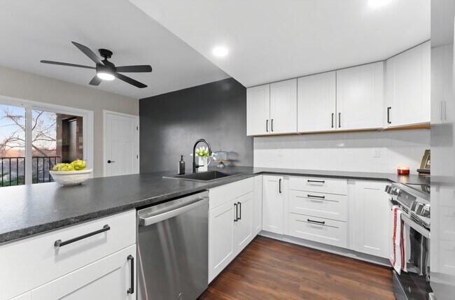 Building Photo - 605 W Crest Dr