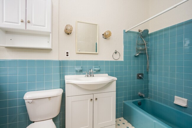 Bathroom - 400 W Hortter St