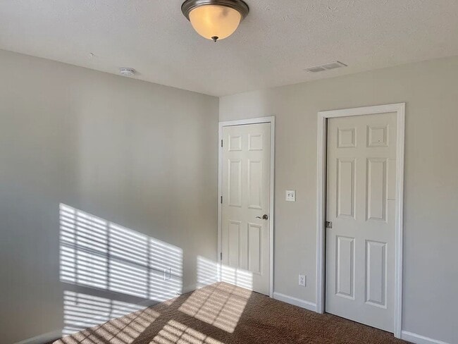 Building Photo - Large Kokomo Home!