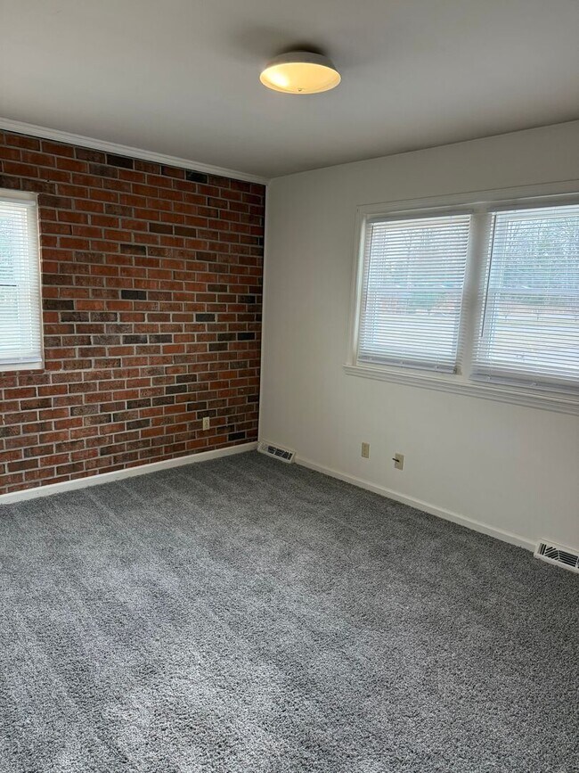 Building Photo - 2 Bedroom End Unit with New Flooring, Appliances & Fresh Paint!