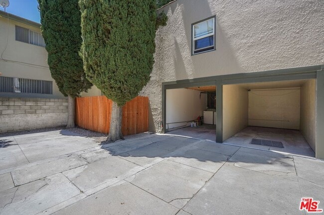 Building Photo - 1043 N La Jolla Ave