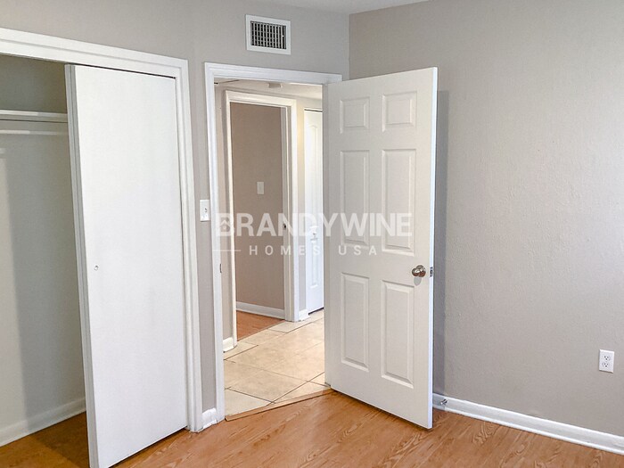 Building Photo - 2016 E Crenshaw St