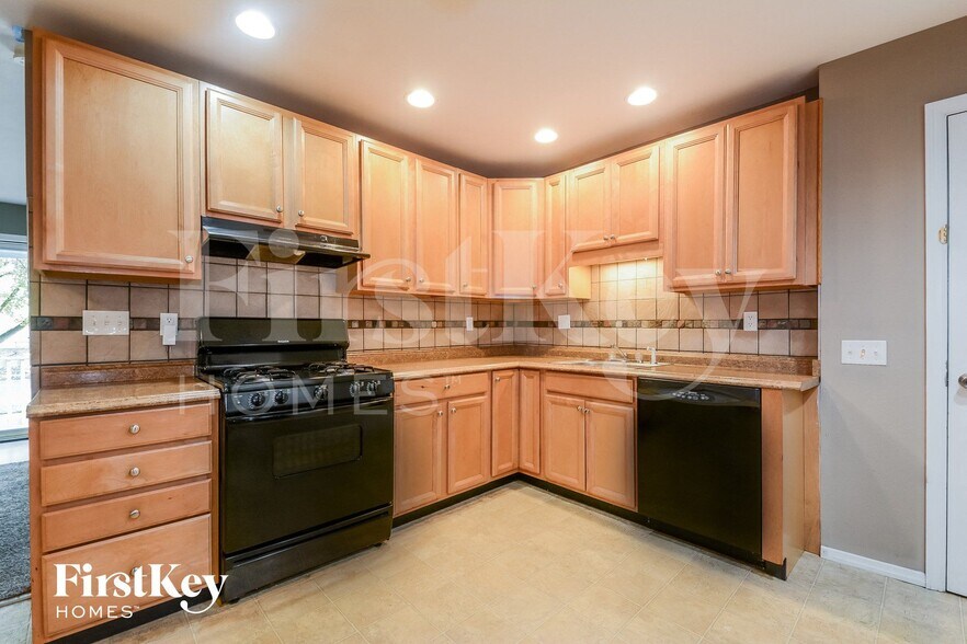 Building Photo - 385 Humes Ln