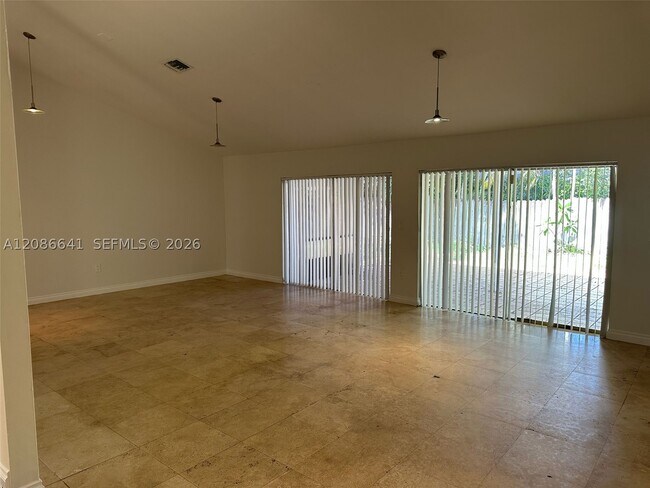 Building Photo - 20605 NE 9th Ct