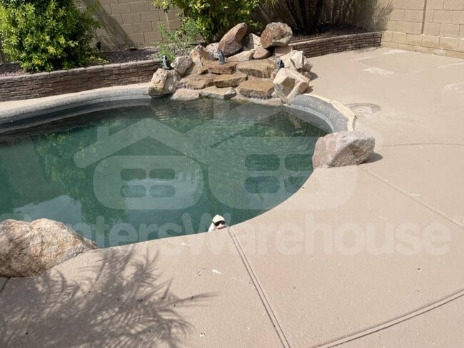 Building Photo - 2328 W Skinner Dr