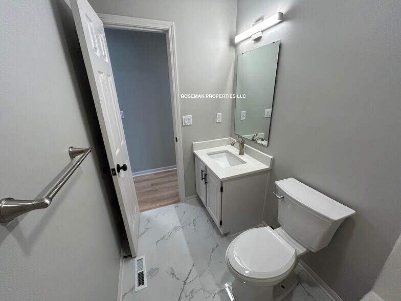 Hall Bath - 1045 N Lincoln St