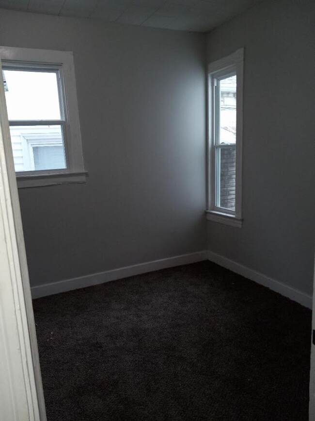 Building Photo - 2BR/1BA Section 8 Accepted