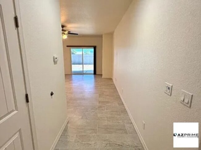 Building Photo - Spacious 4 bedroom