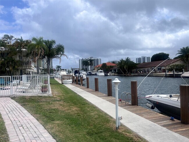 Building Photo - 2850 NE 30th St