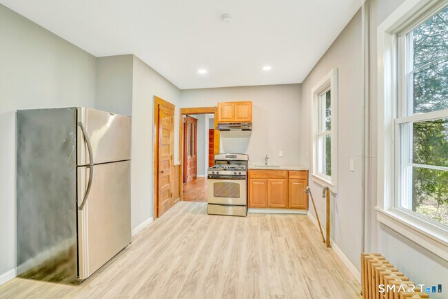 Building Photo - 114 Buckingham St