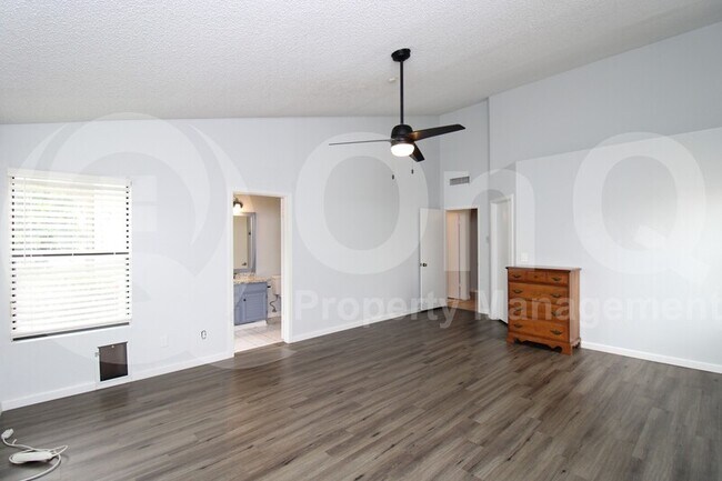 Building Photo - 1133 E San Pedro Ave