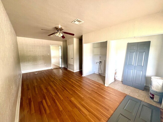 Building Photo - Spacious 4 Bedroom, 2 Bathroom Home with L...