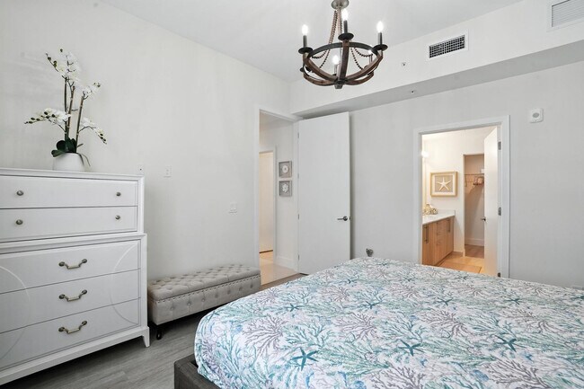 Building Photo - 15773 Beachcomber Ave