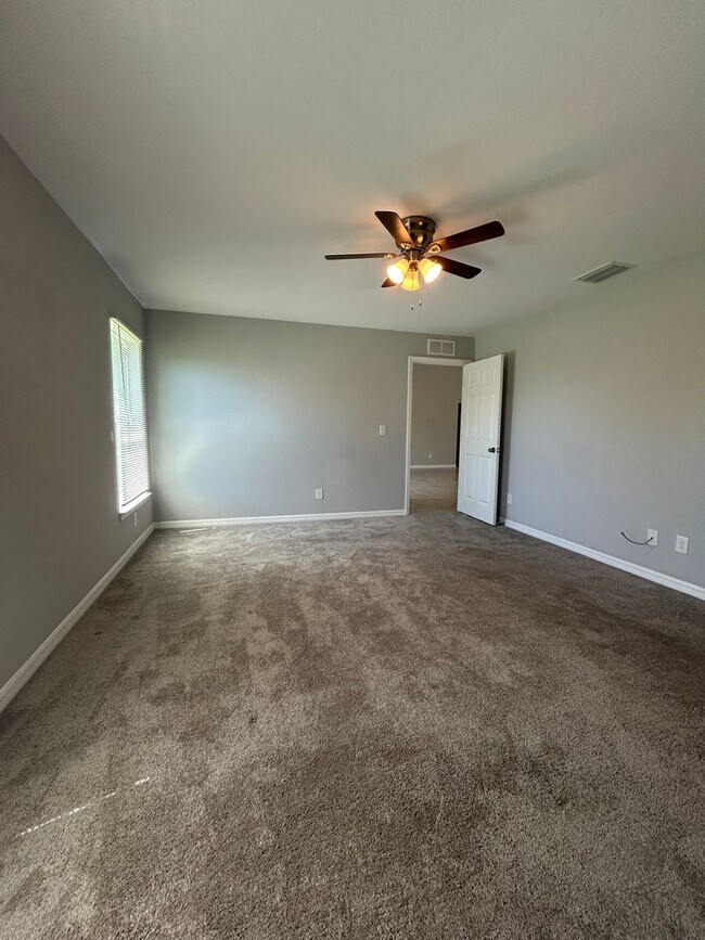 Building Photo - 4 Bedrooms 2 Baths Single-Family Fenced Ho...