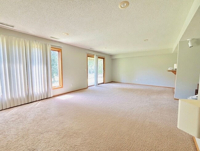 Building Photo - Entertainers dream in the heart of Eden Prairie! 3000+sf, updated, beautiful yard!!