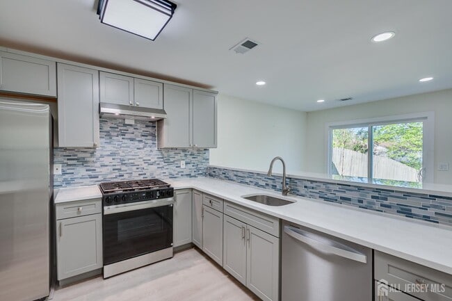 Building Photo - 6 Woodbury Rd