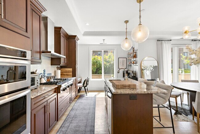 Building Photo - 250 Henley Pl