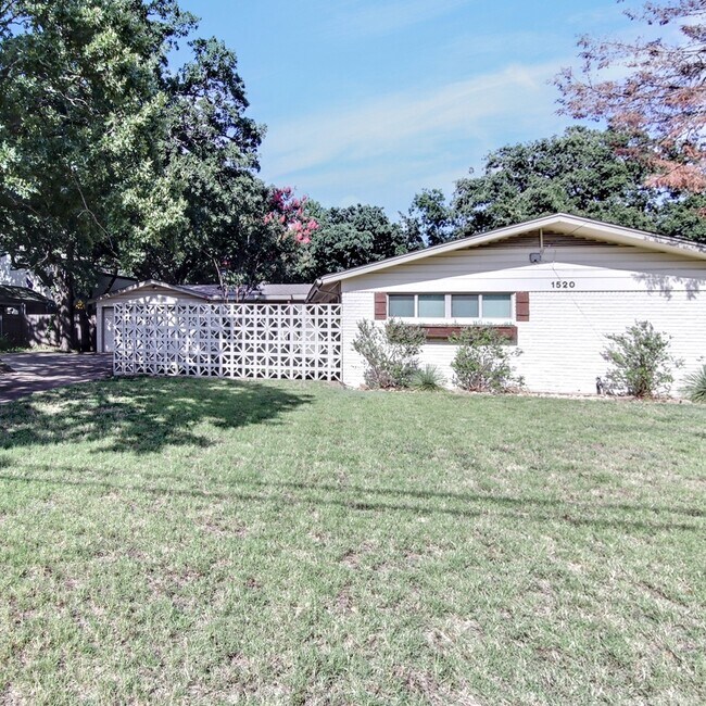 Building Photo - 1520 Sunnybrook Dr
