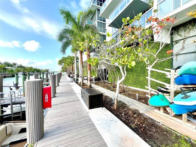 Building Photo - 9940 W Bay Harbor Dr