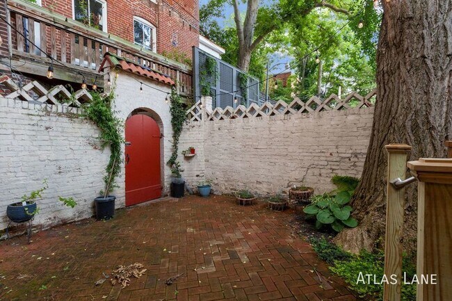 Building Photo - Professionally Managed & Recently Renovate...