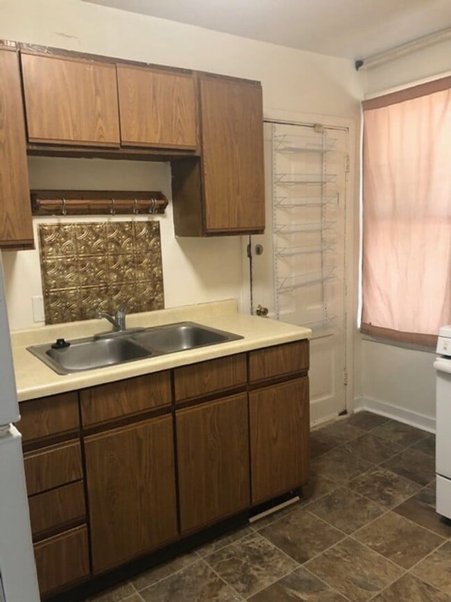 Building Photo - 924 Drake St