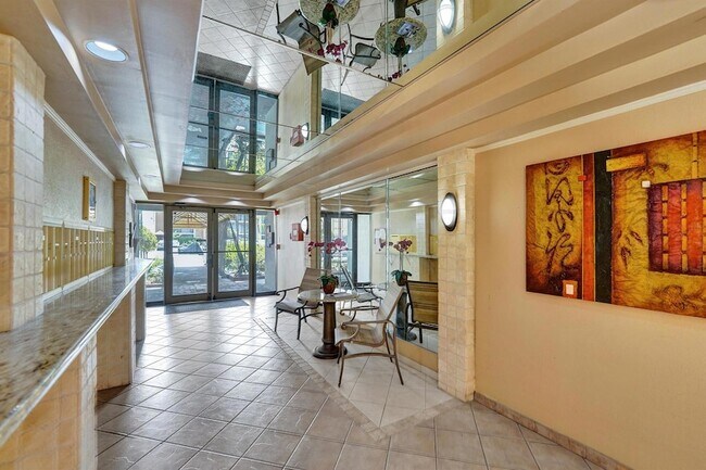 Building Photo - 4000 N Hills Dr