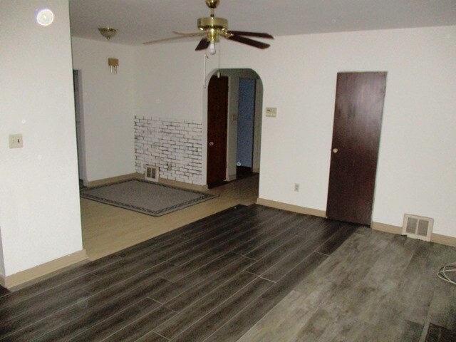 Building Photo - 502 E Willow St