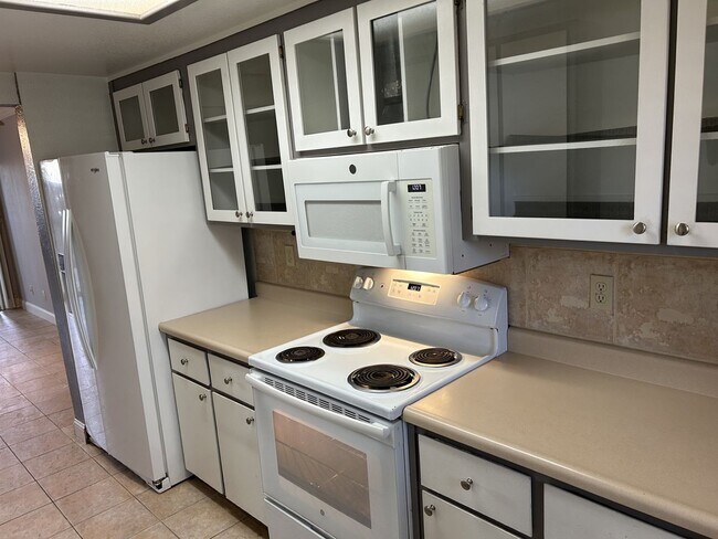 Building Photo - 2 Bedroom, 1.5 Bath 1,080 Square Foot Condo