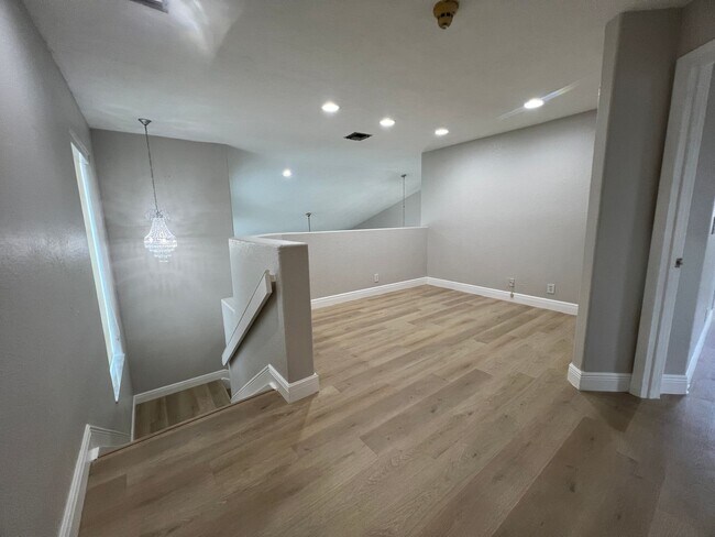 Building Photo - Beautiful Weston 3/2 PLUS LOFT/DEN with Pool