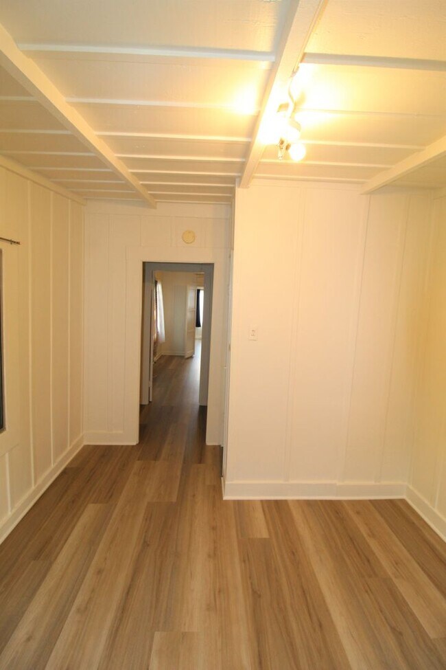 Building Photo - Downtown Ventura Bungalow with Beautiful Y...