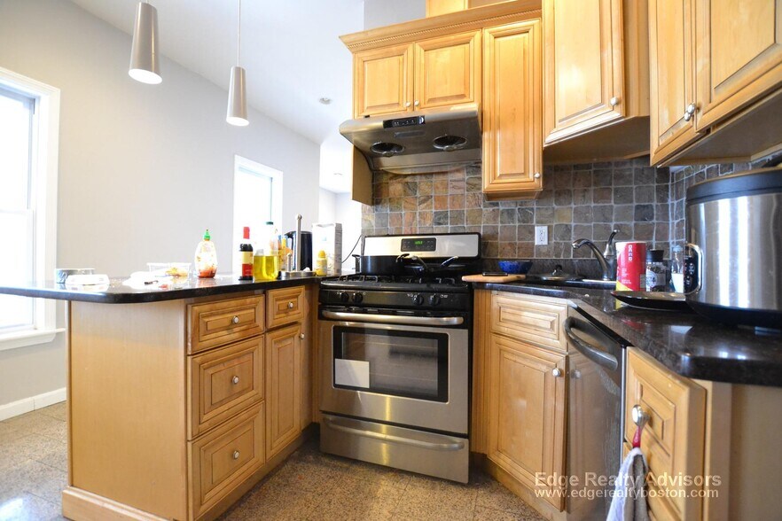 Building Photo - 40 Long Ave