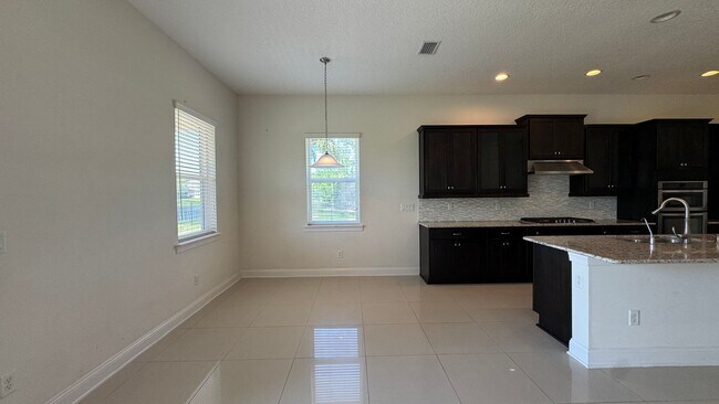 Building Photo - Beautiful 4B/3B with Bonus Office Space Fo...