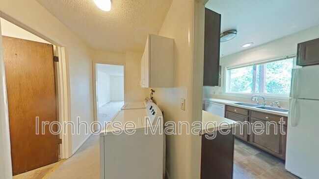 Building Photo - 515 S 15th Ave