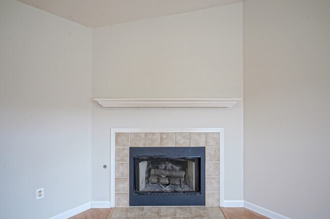 Building Photo - 14931 Silver Thorne Way