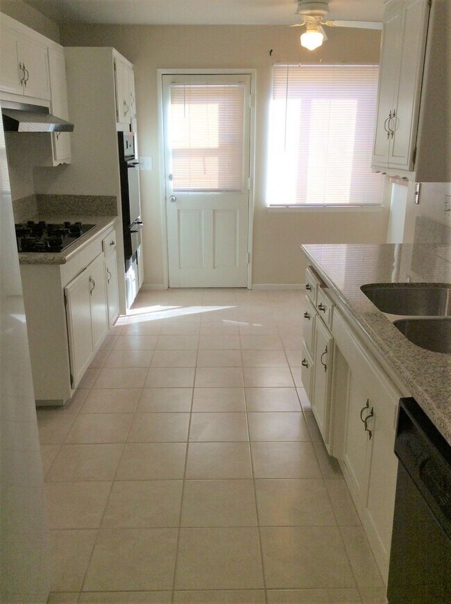 Building Photo - Spacious 4-Bedroom Home with Sunroom – Wal...