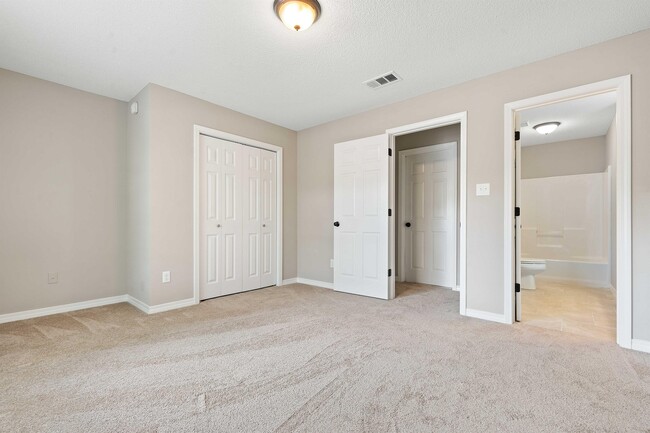 Building Photo - 2033 Post Oak Ct
