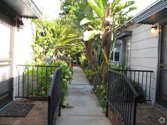 Building Photo - 2313-2315 Oak St