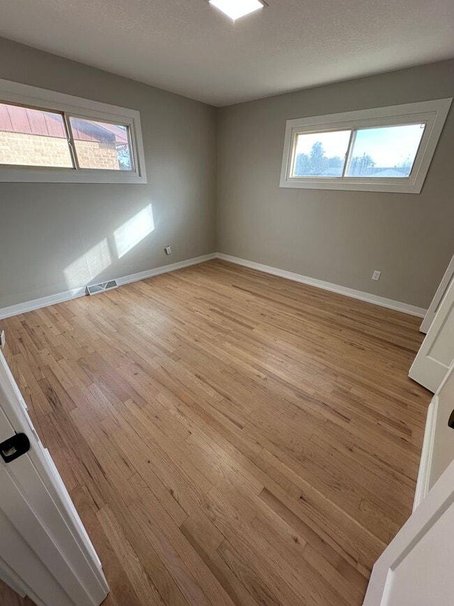 Building Photo - 3 Bedroom, 1 Bathroom House with Attached Garage