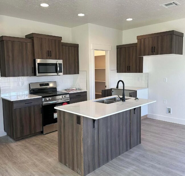 Building Photo - Beautiful, Modern 3 Bedroom Townhome! Dog Friendly!