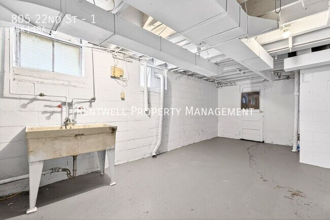 Building Photo - 805 22nd St