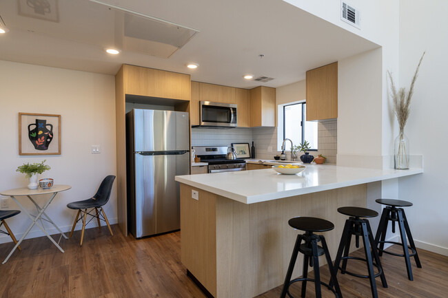 Building Photo - 527 S Wilton Pl
