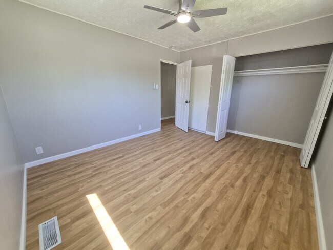 Building Photo - 464 Carol Dr