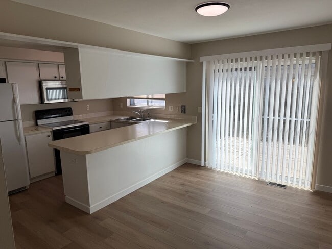 Building Photo - Spacious 2-bed, 1.5-bath Townhouse-Delivers Comfort & Convenience