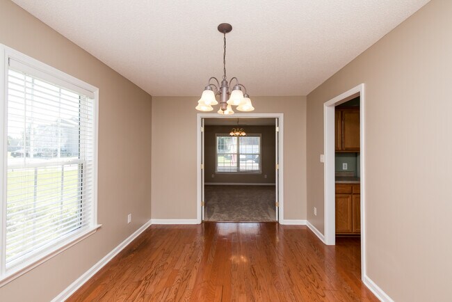 Building Photo - 4 Bedroom 2 Bath