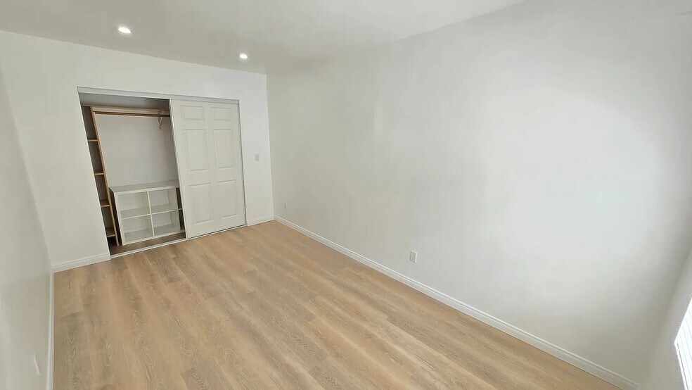 bedroom - 1041 N Edinburgh Ave