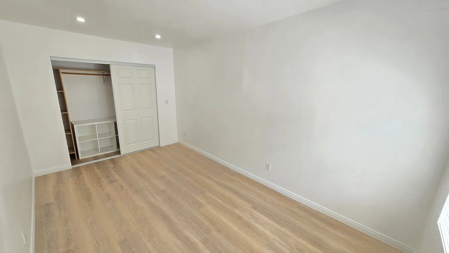 bedroom - 1041 N Edinburgh Ave