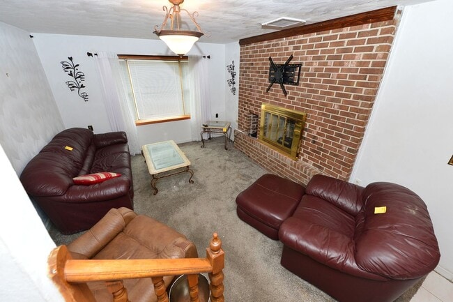 Building Photo - Vintage Brick Ranch!